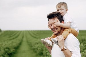 Во Владимирской области 57 мужчин усыновили детей в 2024 году