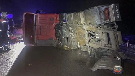 На мосту во Владимирской области опрокинулся большегруз