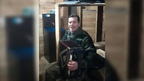 Экс-омбудсмен Владимирской области сыграл на гармони в зоне СВО