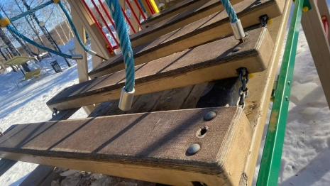 В Красной Горбатке нашли опасные детские площадки