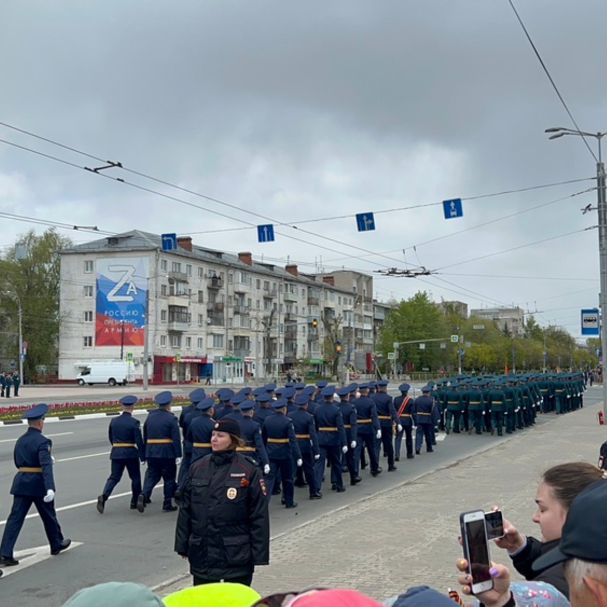 Во Владимире начался военный парад - День во Владимире