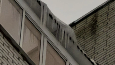 Во Владимире на женщину рухнула ледяная глыба