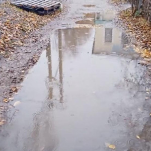 Жители Юрьев-Польского пожаловались на огромную лужу на тротуаре у больницы