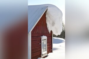 Во Владимирской области под тяжестью снега рухнули две крыши