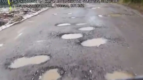 Жители деревни под Александровом остались без скорой и такси из-за разбитой дороги