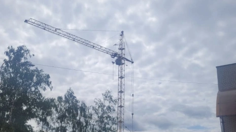 В Коврове рядом с детсадом работал неисправный башенный кран