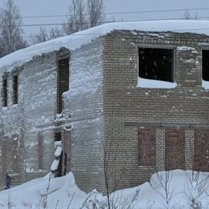 В Гусь-Хрустальном районе 13-летняя девочка пострадала при падении в люк на заброшке