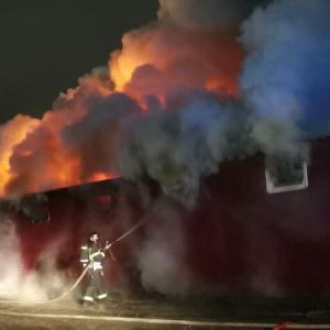 Во Владимирской области горит крупное мебельное производство