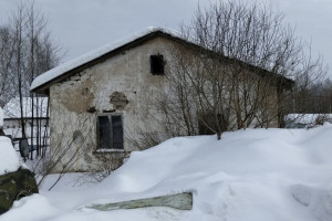 В Меленках чиновников через суд заставили снести аварийный дом