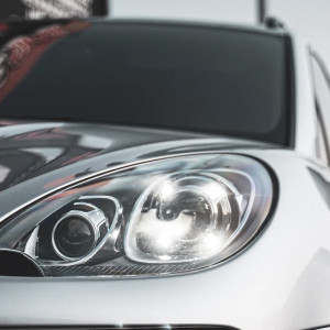 Во Владимире бизнесвумен на Porsche влетела в забор