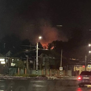 Пожарные отстояли больше половины полыхающего здания в Коврове