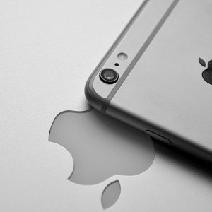 «Лучшие друзья – iPhone и бриллианты». Известные владимирцы высказались о легендарном гаджете