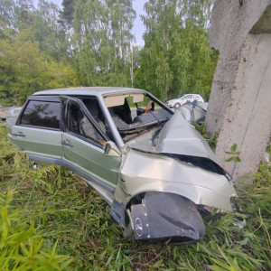 Во Владимирской области легковушка слетела с трассы и врезалась в бетонный столб