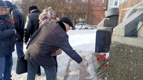 Владимирские коммунисты с топором пришли к Ленину