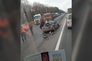 Во Владимирской области на М-7 Волга отбойник пробил легковушку насквозь