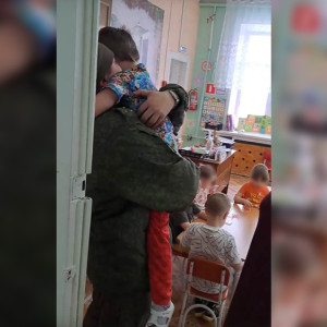 Трогательную встречу владимирского бойца СВО с сыном в детсаду сняли на видео