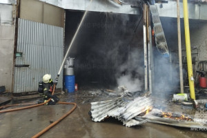 В Муроме мощный пожар охватил автосервис