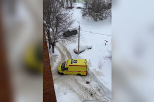 Во Владимире карета скорой помощи застряла в снегу у подъезда многоэтажки