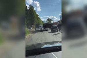 Во Владимирской области груженный щебнем КамАЗ лег на бок и прижал легковушку