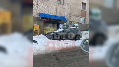 В Александрове глыба снега упала на BMW