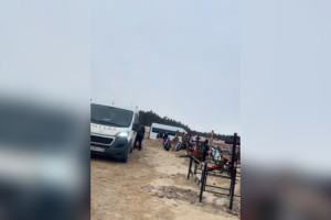 Очевидцы сняли на видео «пробку» из машин с трупами на кладбище во Владимире