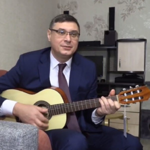 Владимирский губернатор сыграл на подаренной девочке гитаре