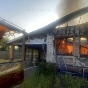 Во Владимирской области мощный пожар охватил частный дом и гараж