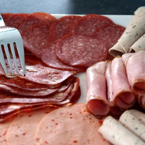 Во Владимире крупный производитель колбас уволил многодетную сотрудницу вопреки закону