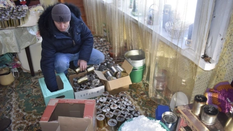 Мама участника СВО из Владимира изготовила 130 окопных свечей