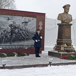 В Медвежьих Озерах открыли бюст владимирскому Герою России Роману Кутузову