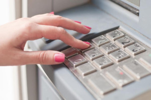 В Коврове 24-летняя товаровед магазина украла из сейфа 615 тыс. рублей