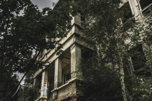 Во Владимире 13-летний мальчик упал с 3 этажа заброшки