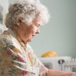 Врач назвал признаки развития деменции у пожилых людей