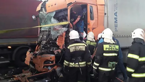 Во Владимирской области пострадавшего на трассе М-7 дальнобойщика деблокировали спасатели 