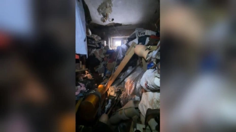 Во Владимире инвалид упал в заваленной до потолка вещами квартире