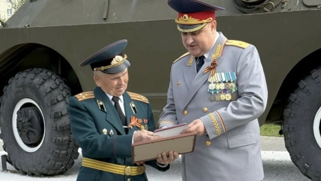 Руководитель владимирского Следкома вручил медаль бывшему узнику концлагеря Юрию Ерошенко