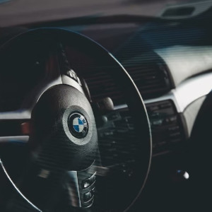 Аналитики перечислили самые дорогие машины региональных IT-чиновников