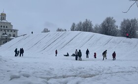 Во Владимире ребенок получил травмы при катании на ватрушке у Золотых ворот