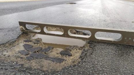 В Гороховце 15 автомобилистов прокололи шины после наезда на ямы на трассе М-7