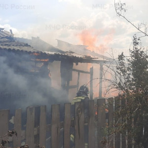 Огонь охватил 2 дома и несколько построек под Владимиром