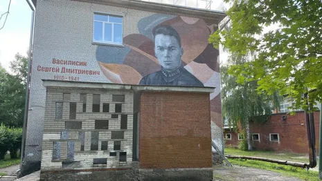 Во Владимире на стене школы нарисовали мурал героя СССР