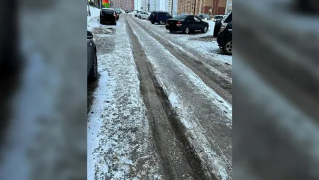 Жители Владимира пожаловались на утонувшую в ледяной колее дорогу