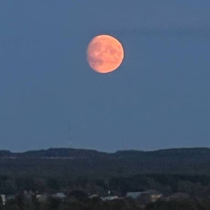 Огромная огненная Луна взошла над Владимиром
