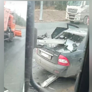 Во Владимирской области водитель и пассажиры чудом выжили в пробитой насквозь легковушке