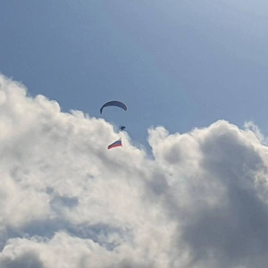 Над Владимирской областью пролетел парапланерист с флагом России