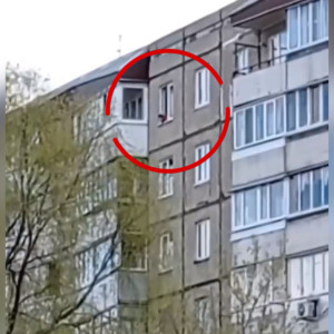 Во Владимире ребенок свесился из окна 9 этажа