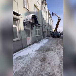 В центре Владимира снегоуборочная техника повредила фасады зданий