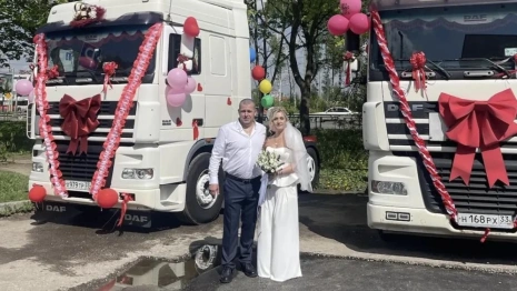 Во Владимире пара приехала на собственную свадьбу на грузовиках