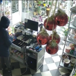 Во Владимире 37-летний мужчина с ножом ограбил цветочный магазин