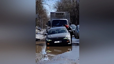 В Александрове две машины провалились в яму на дороге
